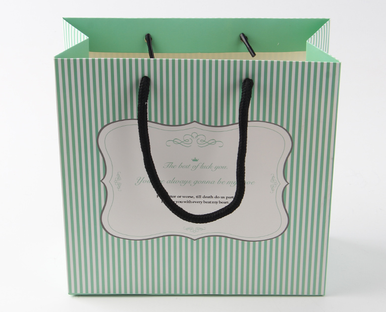 化妝品的包裝袋在訂做時(shí)必須區(qū)分清紅、白2種燥油 化妝品的包裝袋在訂做時(shí)必須區(qū)分清紅、白2種燥油