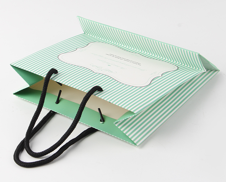 化妝品的包裝袋在訂做時(shí)必須區(qū)分清紅、白2種燥油 化妝品的包裝袋在訂做時(shí)必須區(qū)分清紅、白2種燥油