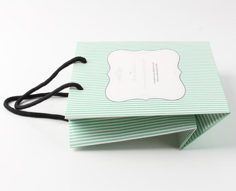 化妝品的包裝袋在訂做時(shí)必須區(qū)分清紅、白2種燥油 化妝品的包裝袋在訂做時(shí)必須區(qū)分清紅、白2種燥油