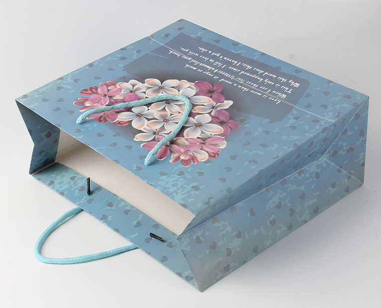 衣服的禮品袋在年底廠家師傅要保證黏度,需要很大功夫 衣服的禮品袋在年底廠家師傅要保證黏度,需要很大功夫