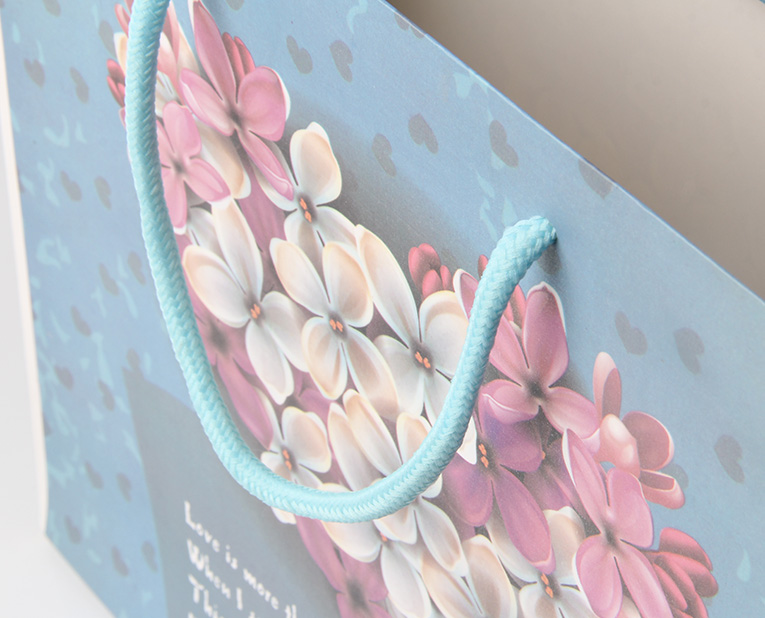 衣服的禮品袋在年底廠家師傅要保證黏度,需要很大功夫 衣服的禮品袋在年底廠家師傅要保證黏度,需要很大功夫